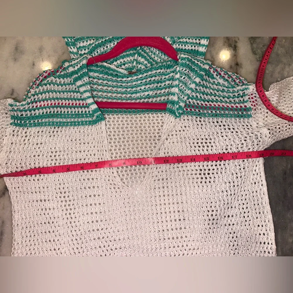 EUC Poof Size Medium Women's White‎ and Green Knit Sweater